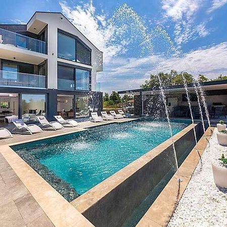 Seaview Apartment Funtana Bagian luar foto