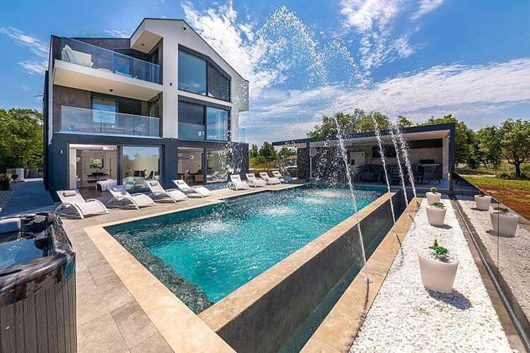 Seaview Apartment Funtana Bagian luar foto