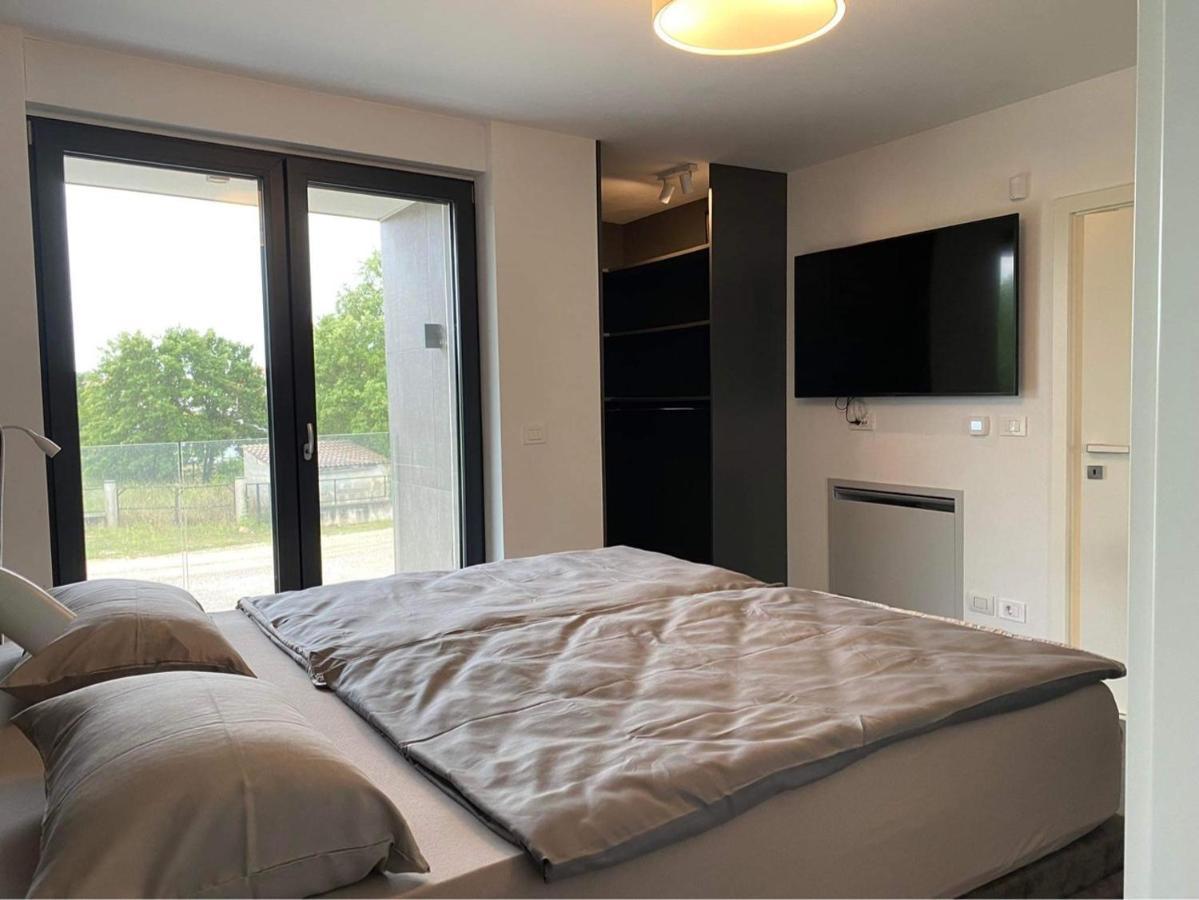 Seaview Apartment Funtana Bagian luar foto